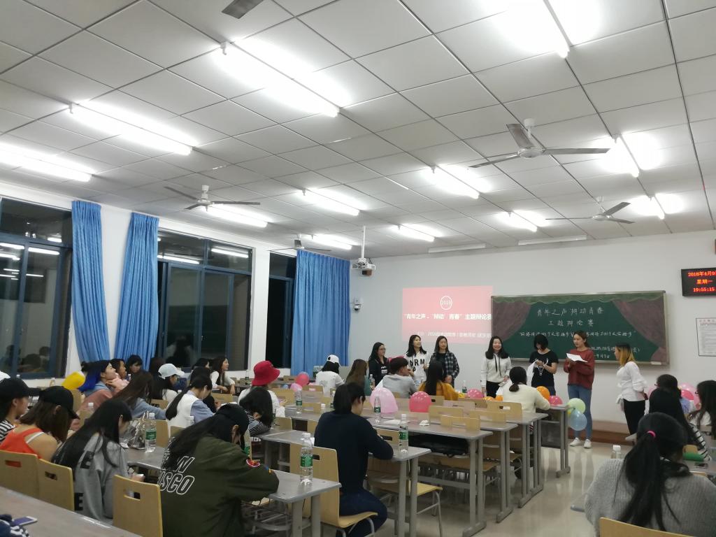 双方辩手唇枪舌战