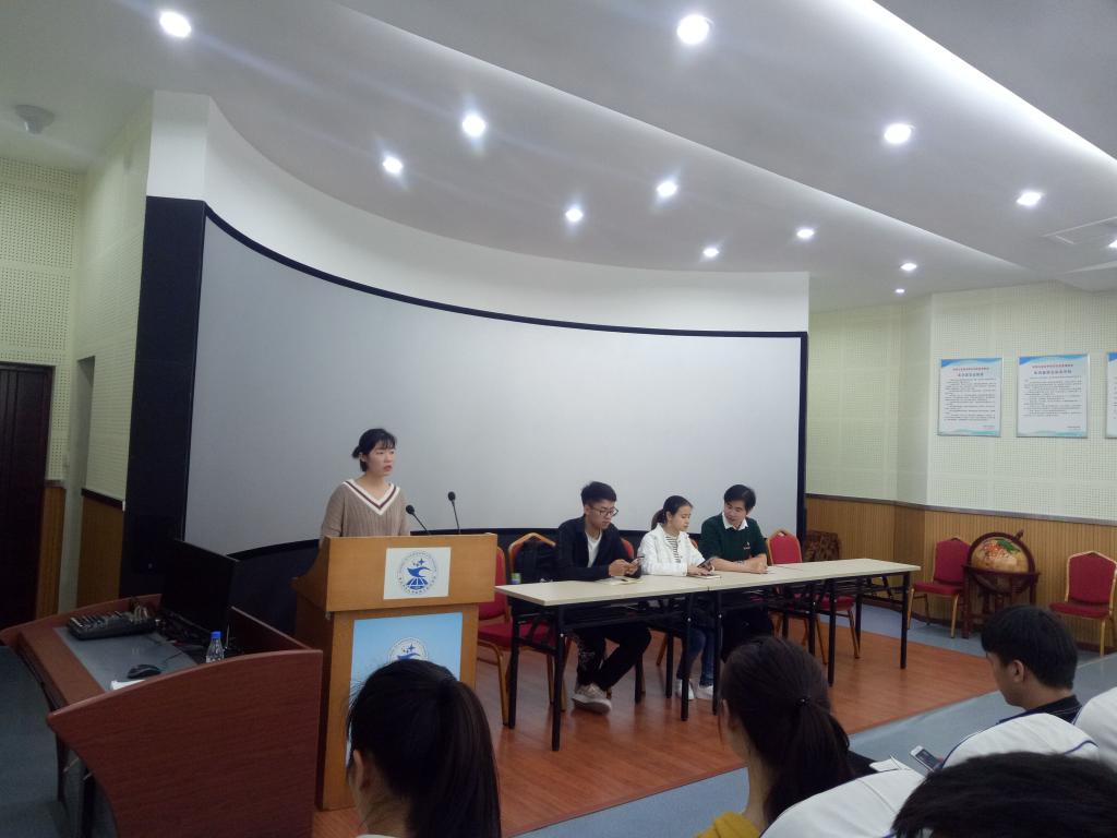 第八届团总支·员工主席团助理向紫维讲授如何使用“到梦空间”