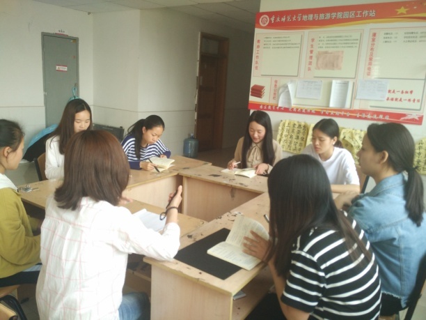 班团干部梳理班级同学反馈意见