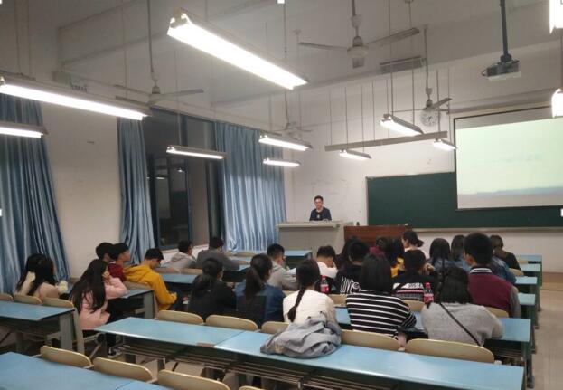 团支书王凯组织班级同学学习十九大