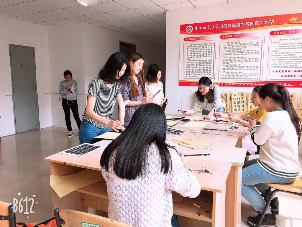罗显琼同学和大家交流写毛笔字经验