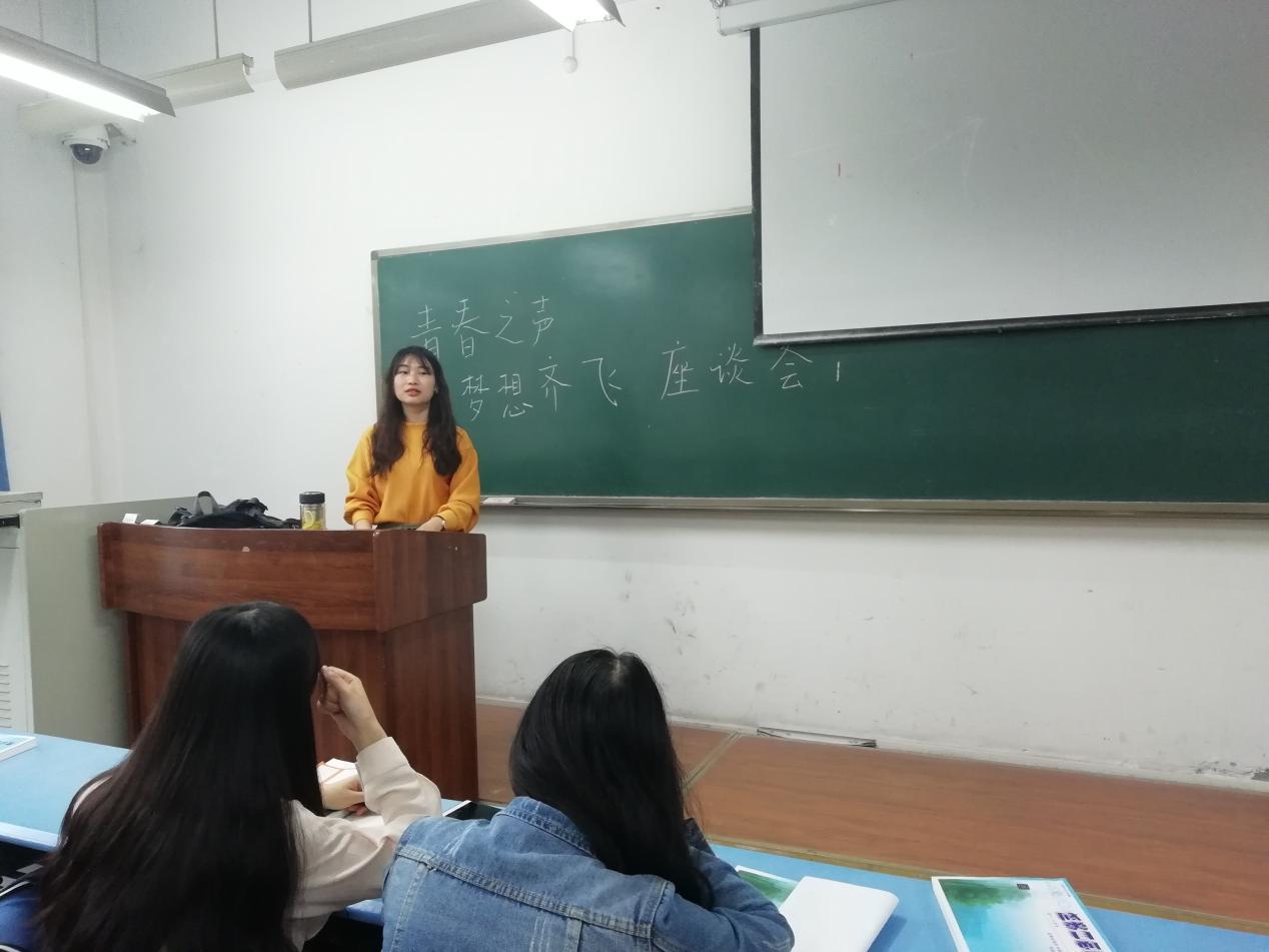 团支书尹琳在认真做活动总结