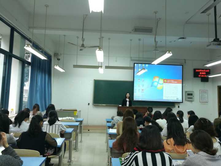 踊跃发言的同学们
