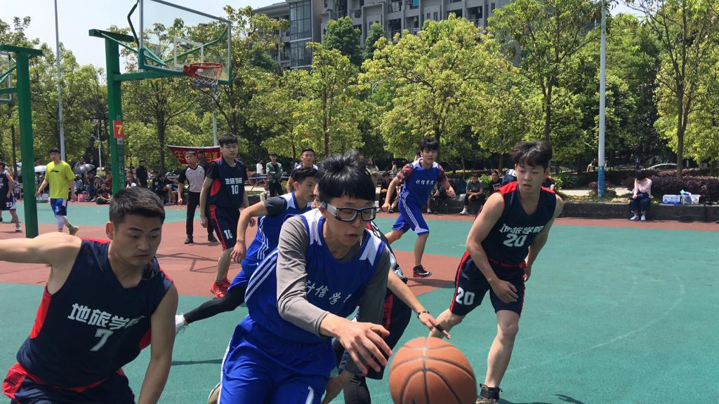 小前锋曾川奋力抢断