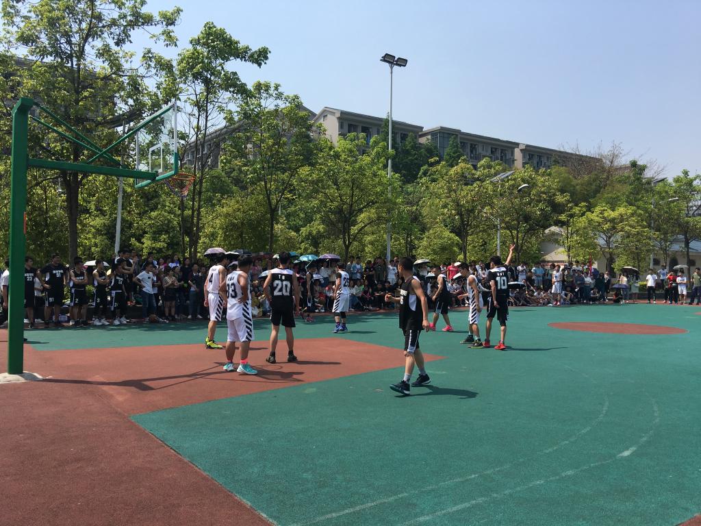 几百名同学现场呐喊助威