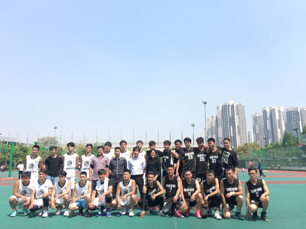 双方教练、队员合影留念