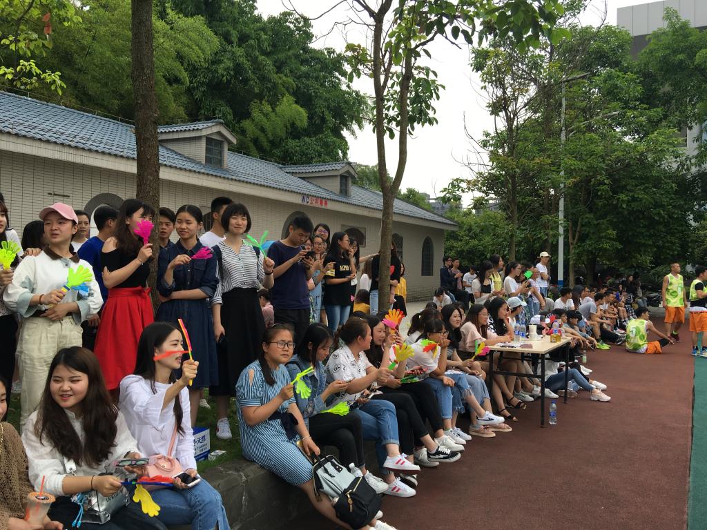 地旅学子呐喊加油助威