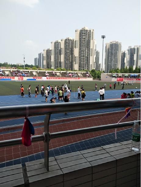 运动场的健儿们