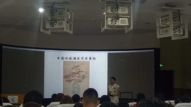 王老师在认真授课,讲解中国传统花艺