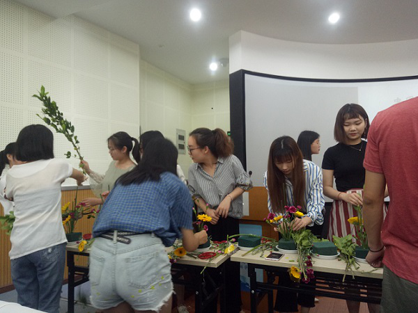 同学们在老师的带领下进行插花