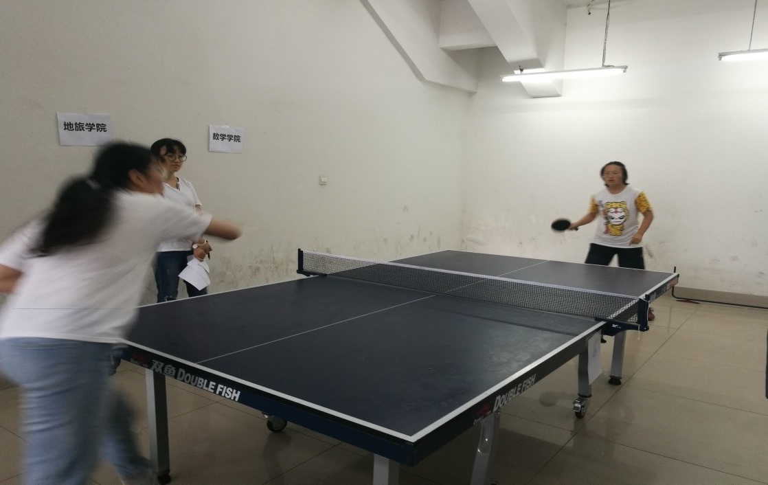 公司同学正在进行激烈的比赛