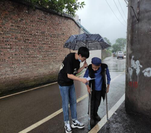 (雨中为老党员讲解防疫知识 杨兰提供)