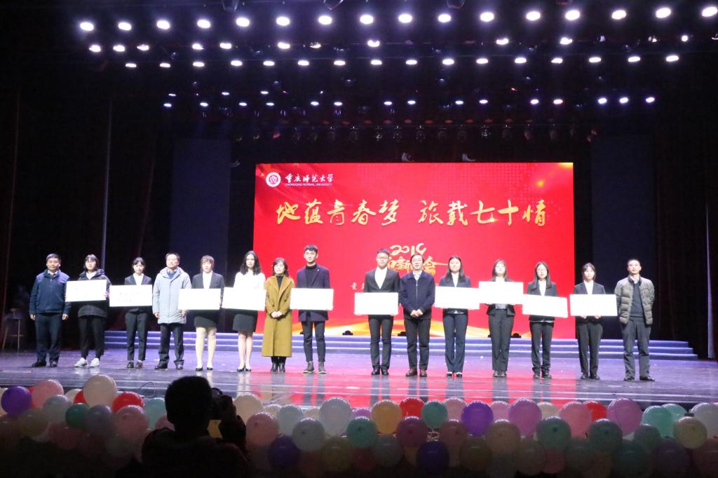 (“新生入学奖”获奖者与颁奖嘉宾合影)